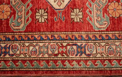 null Tapis en laine KAZAKH à fond rouge.
L_206 cm l_123 cm.