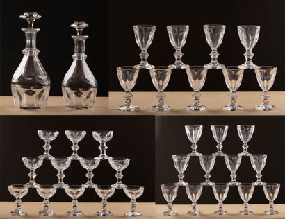 null BACCARAT.
Partie de service de verres Harcourt comprenant :
- douze verres à...