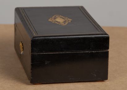 null Jewelry box in blackened veneer and brass marquetry.
Napoleon III period.
H_8,5...