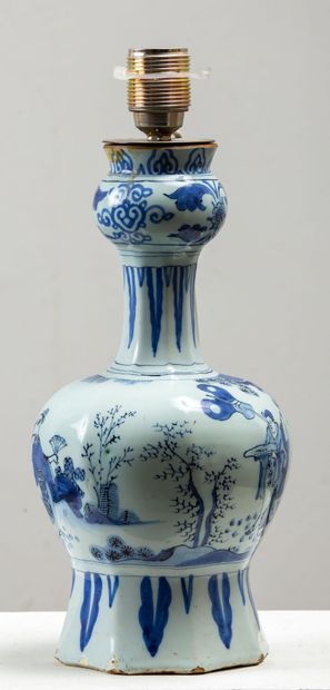 null DELFT.
Earthenware vase with decoration in blue monochrome of Chinese.
XVIIth...