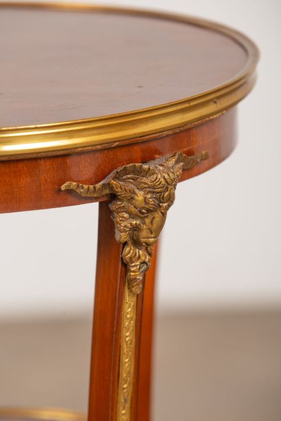 null Pedestal table in rosewood veneer and gilt bronze ornamentation with ram heads.
Louis...