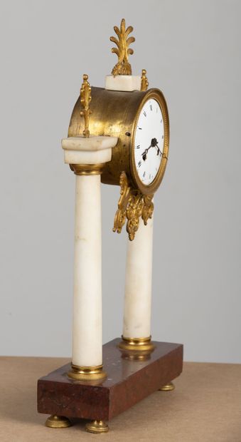 null Portico clock with columns in marble and gilt bronze
Restoration period.
H_41,5...