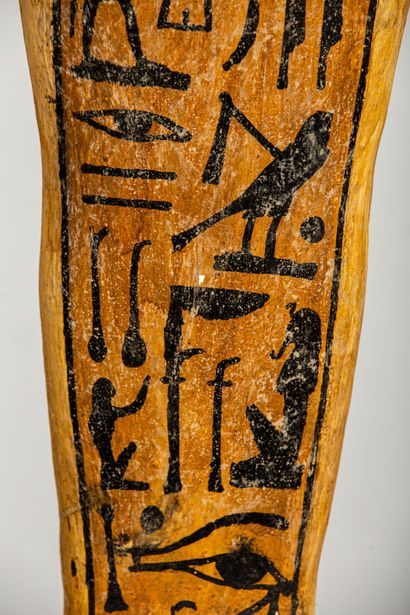 null Importante sculpture en papier mâché peint, figurant un sarcophage égyptien.
Vers...