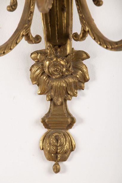 null Pair of important bronze sconces with three lights, held by a bow of ribbons.
Louis...