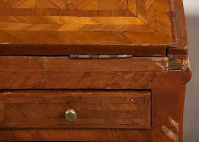null Slope desk in marquetry of veneer.
It opens with a flap and reveals compartments...
