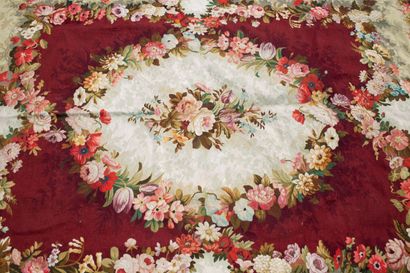 null AUBUSSON.
Tapisserie en laine à décor d'un médaillon central et d'un cadre fleuri,...
