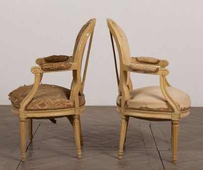 null Paire de fauteuils en bois mouluré et sculpté, relaqués beige.
Epoque Louis...