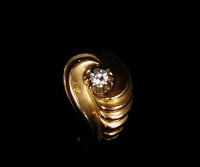 null Bague en or jaune à décor en spiral ornée d'un diamant taille ancienne pesant...
