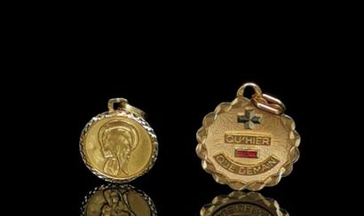null Médaille religieuse et médaille d'amour en or jaune ornée de petits rubis (plus...