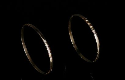 null Deux bracelets rigides en or jaune ciselé.
D_7 cm.
36.54 grammes, 18K, 750°...