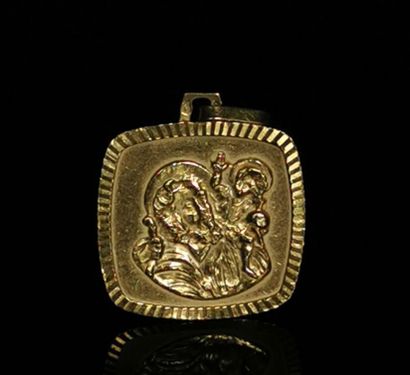 Médaille religieuse en or jaune, le verso...