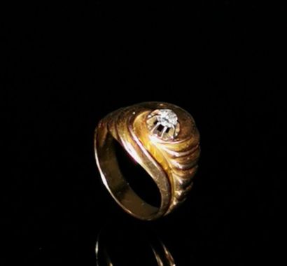 null Bague en or jaune à décor en spiral ornée d'un diamant taille ancienne pesant...