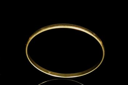 null Bracelet rigide en or jaune.
D_6.5 cm.
9.85 grammes, 18K, 750°/00