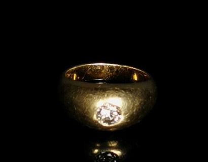 null Bague en or jaune ornée d'un diamant central en serti clos pesant 0.25 carat...