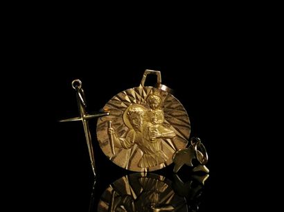 null Médaille religieuse en or jaune et deux pendentifs en or.
3.38 grammes, 18K,...