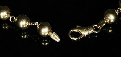 null Collier en or jaune ornée de perles en or.
L_44cm.
24.72 grammes, 18K, 750°...