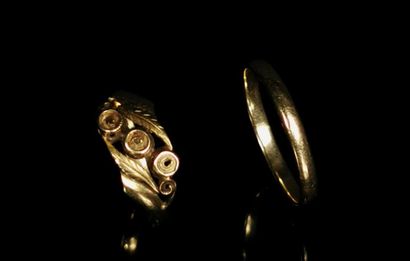 null Réunion d'un anneau et d'une bague en or jaune.
Tour de doigt : 53.
4.07 grammes,...