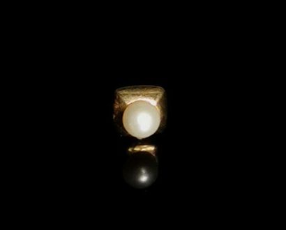 null Pendentif en or jaune orné d'une perle blanche.
Poids brut : 1.00 gramme, 18K,...