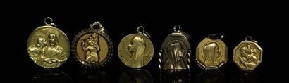 null Six médailles religieuses en or jaune, trois sont gravées.
10.48 grammes, 18K,...
