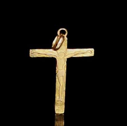 null Croix en or jaune figurant le Christ.
H_ 3.5 L_2.3 cm.
3.22 grammes, 18K, 7...