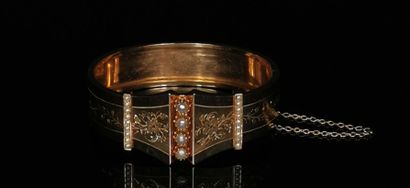 null Bracelet semi-rigide en or rose ciselé à décor naturaliste orné de demi-perles.
Chaînette...