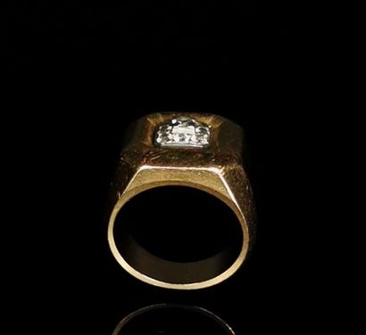 null Chevalière en or jaune ornée d'un diamant central pesant 0.1 carat environ,...