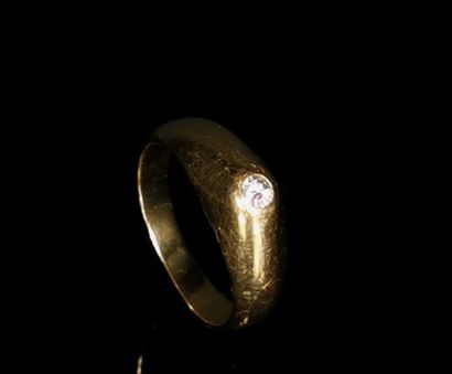 null Bague jonc en or jaune ornée d'un diamant en serti clos pesant 0.07 carat environ.
Tour...