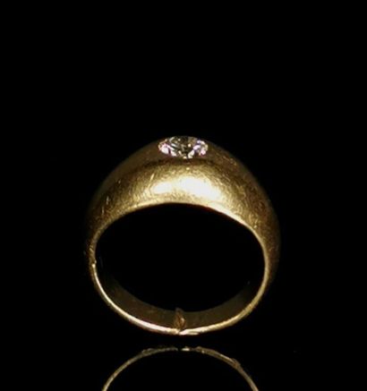 null Bague en or jaune ornée d'un diamant central en serti clos pesant 0.25 carat...