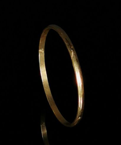 null Bracelet rigide en or jaune.
D_6.5 cm.
9.85 grammes, 18K, 750°/00