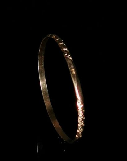 null Bracelet rigide en or jaune ciselé.
D_7 cm.
18.83 grammes, 18K, 750°/00