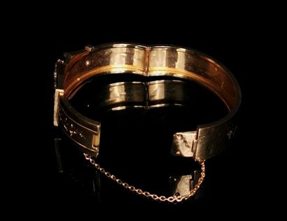 null Bracelet semi-rigide en or rose ciselé à décor naturaliste orné de demi-perles.
Chaînette...