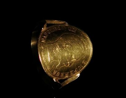 null Bague en or jaune ornée d'une pièce de 10 francs or incurvée au profil de Napoléon...