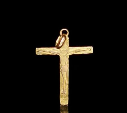 null Croix en or jaune figurant le Christ.
H_ 3.5 L_2.3 cm.
3.22 grammes, 18K, 7...