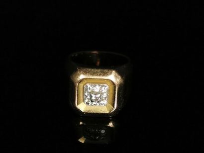 null Chevalière en or jaune ornée d'un diamant central pesant 0.1 carat environ,...