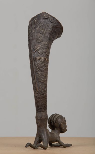 null CAMEROUN.
Corne cérémonielle Bamoun en bronze figurant un personnage à quatre...