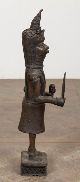 null BENIN.
Importante sculpture en bronze figurant un personnage Oba tenant une...