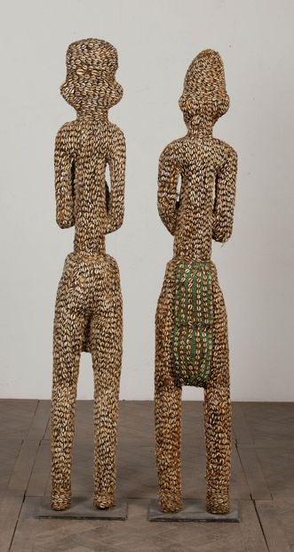 null CAMEROUN.
Paire d'importantes sculptures en bois orné de coquillage et perles...