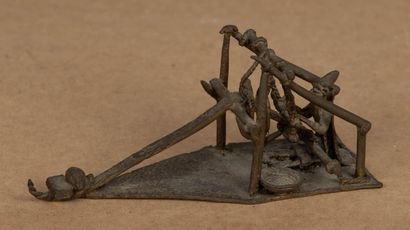 null Sculpture en bronze figurant un personnage armant une catapulte.
H_9 cm L_21...