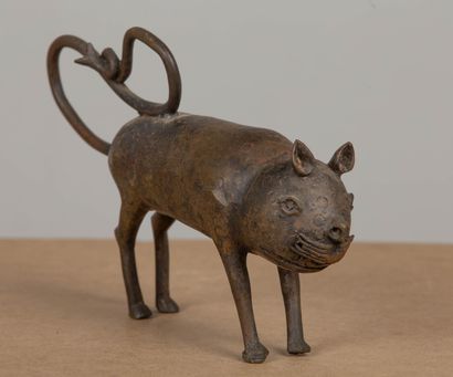 null BENIN.
Sculpture en bronze figurant un cochon ou un phacochère.
H_15,5 cm L_24,5...