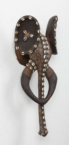 null CAMEROUN.
Maque Bamileke en bois et métal figurant une tête d'éléphant composée...