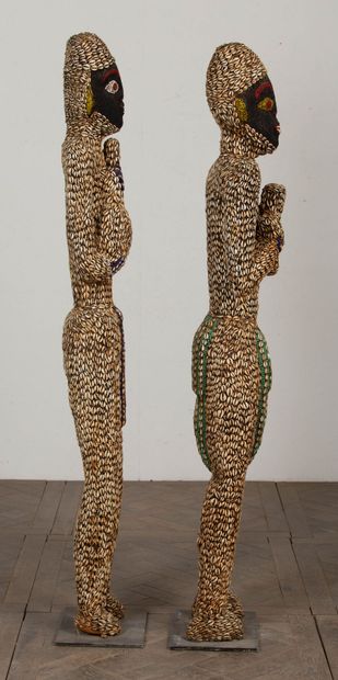 null CAMEROUN.
Paire d'importantes sculptures en bois orné de coquillage et perles...