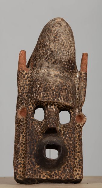 null Masque en bois tacheté figurant un visage à la bouche ouverte.
H_27 cm