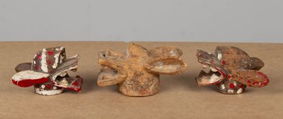 null Deux sculptures en bois polychrome figurant une tête de chien.
H_8 cm.
On y...