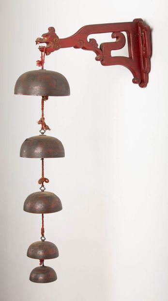 null CHINA.
Five-stamp bell or gong in metal and red lacquered wood.
H_72 cm D_40...