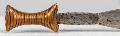 null Tuareg dagger with braided copper shaft.
L_42 cm