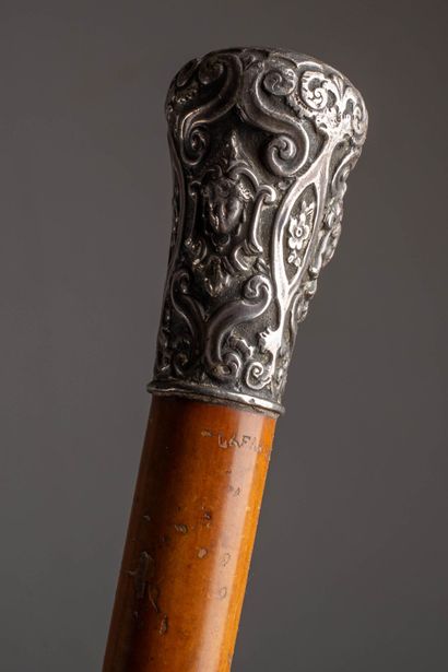 null Cane, silver knob with troubadour decoration.
19th century.
L_90.5 cm.
Gross...