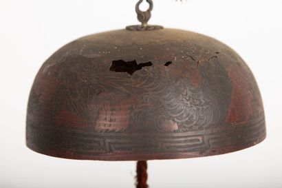 null CHINA.
Five-stamp bell or gong in metal and red lacquered wood.
H_72 cm D_40...