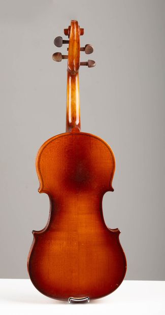 null Violin and bow, in case.
L_36 cm.
L_74.5 cm (bow)