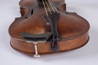 null Presumed German violin.
Late 18th or early 19th century.
With bow.
L_35.4 cm,...