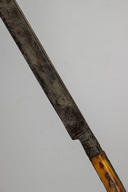 null Antique yatagan, bone handle.
Probably Ottoman Empire.
Nice size weapon.
L_73.5...